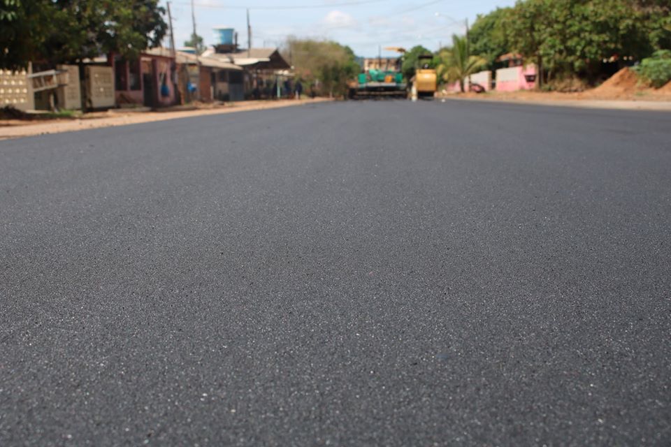 Prefeitura trabalha na pavimentação asfáltica da rua esplanada.